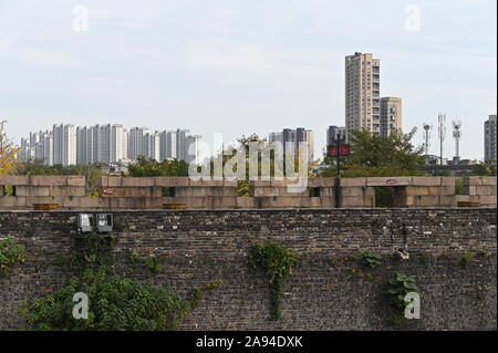 Stadtmauer des alten Suzhou noch 300 Meter in der Länge und über 5 m hoch mit einer breiten Plattform und Aufnehmen und Anzeigen Luken - panmen Scenic Area Stockfoto