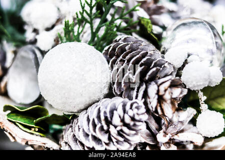 Close up Soft Focus hintergrund Karte für den Urlaub wünscht. Weihnachtsschmuck Tannenzapfen weiß und silber Kugeln Stockfoto