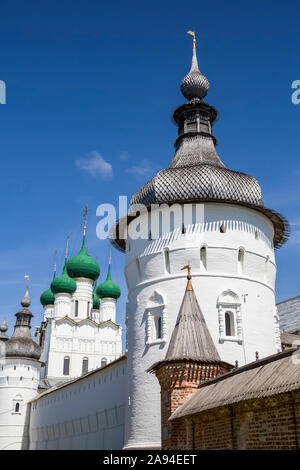 Weiße Kirchengebäude mit Zwiebelkuppeln und Kreuzen, Kreml, Goldener Ring; Rostow Weliki, Jaroslawl Oblast, Russland Stockfoto