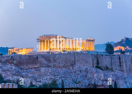 Parthenon, Akropolis von Athen beleuchtet in der Dämmerung; Athen, Griechenland Stockfoto