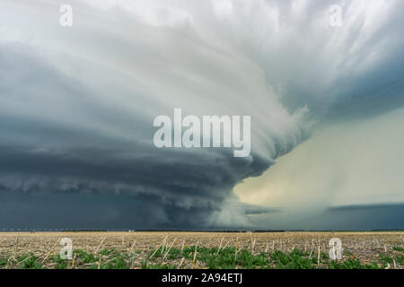 Dramatische dunkle Sturmwolken über Ackerland; Imperial, Nebraska, Vereinigte Staaten von Amerika Stockfoto