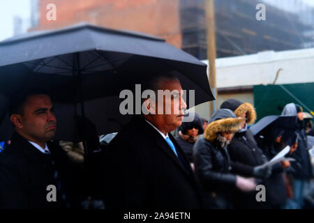 New York, USA. 12 Nov, 2019. New York City Bürgermeister Bill De Blasio, zusammen mit Familie und Freunden derer, die beim Absturz umgekommen, und die Dominikanische Generalkonsul Carlos Castillo nehmen an der 18. jährlichen Gedenkgottesdienst für Flug 587 in der Bell Harbour Abschnitt von Far Rockaway, Queens am 12. November 2019 in Far Rockaway, Queens, New York City. Photo Credit/MPI 43/MediaPunch Credit: MediaPunch Inc/Alamy leben Nachrichten Stockfoto