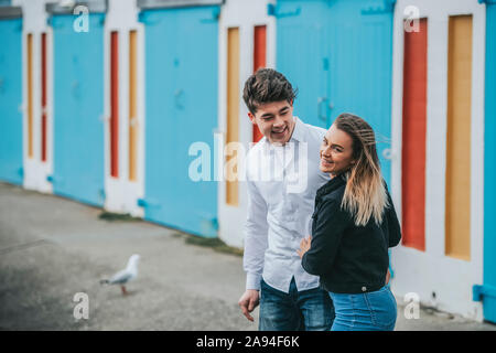 Junger Mann und junge Frau lächeln und lachen zusammen; Wellington, Nordinsel, Neuseeland Stockfoto