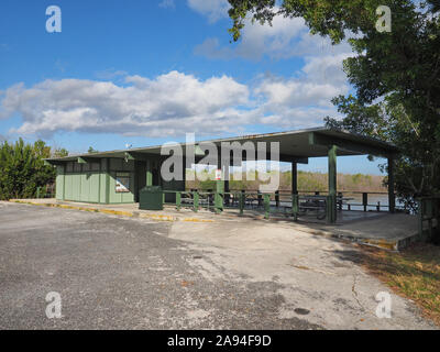 Everglades National Park, Florida - Januar 3, 2019: Dock und Picknickplatz auf dem West See unter Winter cloudscape. Stockfoto