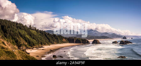 Die Strände erstrecken sich vom Ecola State Park bis zum Arch Cape an der Küste von Oregon, Crescent Beach und Canon Beach; Cannon Beach, Oregon, USA Stockfoto