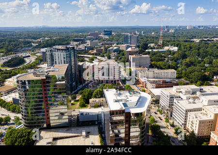 Luftbild und die Skyline von Midtown Atlanta Buckhead im Hintergrund Stockfoto