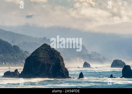 Haystack Rock ist ein prominentes Wahrzeichen am Cannon Beach an der Küste von Oregon; Cannon Beach, Oregon, USA Stockfoto