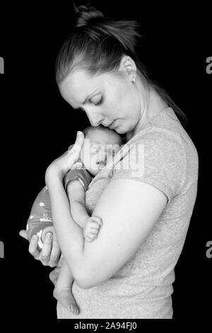 Porträt eines Neugeborenen, das in den Armen seiner Mutter schläft; Vancouver, British Columbia, Kanada Stockfoto