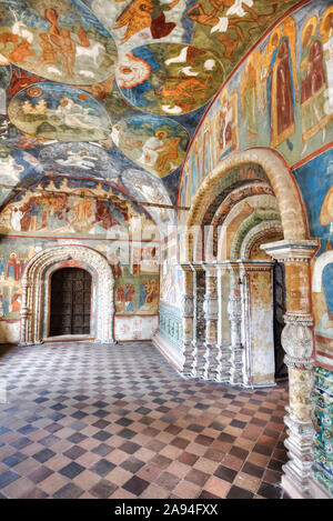 Kirche von Elijah der Prophet, mit reich verzierten gewölbten Türen und bunten Fresken; Jaroslawl, Jaroslawl Oblast, Russland Stockfoto