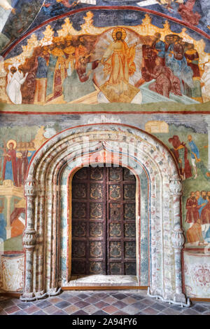 Kirche von Elijah der Prophet, mit reich verzierten gewölbten Tür und bunten Fresken; Jaroslawl, Jaroslawl Oblast, Russland Stockfoto