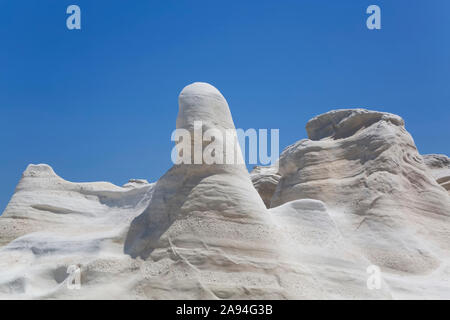 Sandformationen gegen einen blauen Himmel, Sarakiniko Strand; Milos Insel, Kykladen, Griechenland Stockfoto