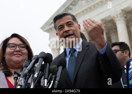 Washington, Vereinigte Staaten von Amerika. 12 Nov, 2019. Kalifornien Attorney General Xavier Becerra spricht mit der Presse, nachdem der Oberste Gerichtshof Argumente auf die Nachträglichkeit für die Kindheit Anreise Programm in Washington, DC, USA am Dienstag, den 12. November, 2019 gehört. Credit: Stefani Reynolds/CNP | Verwendung der weltweiten Kredit: dpa/Alamy leben Nachrichten Stockfoto