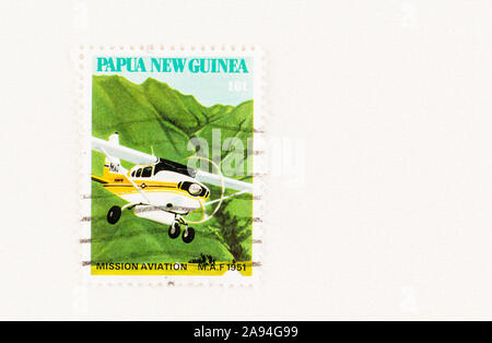 SEATTLE, Washington - 5. Oktober 2019: Papua-neuguinea Briefmarke mit Mission Aviation Fellowship Flugzeug, in Betrieb seit 1951 Stockfoto