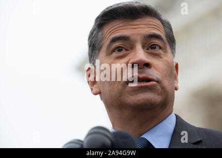 Washington, Vereinigte Staaten von Amerika. 12 Nov, 2019. Kalifornien Attorney General Xavier Becerra spricht mit der Presse, nachdem der Oberste Gerichtshof Argumente auf die Nachträglichkeit für die Kindheit Anreise Programm in Washington, DC, USA am Dienstag, den 12. November, 2019 gehört. Credit: Stefani Reynolds/CNP | Verwendung der weltweiten Kredit: dpa/Alamy leben Nachrichten Stockfoto