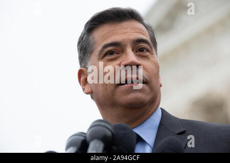 Washington, Vereinigte Staaten von Amerika. 12 Nov, 2019. Kalifornien Attorney General Xavier Becerra spricht mit der Presse, nachdem der Oberste Gerichtshof Argumente auf die Nachträglichkeit für die Kindheit Anreise Programm in Washington, DC, USA am Dienstag, den 12. November, 2019 gehört. Credit: Stefani Reynolds/CNP | Verwendung der weltweiten Kredit: dpa/Alamy leben Nachrichten Stockfoto