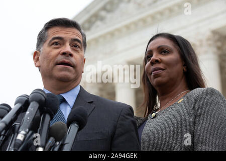 Washington, Vereinigte Staaten von Amerika. 12 Nov, 2019. Kalifornien Attorney General Xavier Becerra, verbunden von New York Attorney General Letitia James, spricht mit der Presse, nachdem der Oberste Gerichtshof Argumente auf die Nachträglichkeit für die Kindheit Anreise Programm in Washington, DC, USA am Dienstag, den 12. November, 2019 gehört. Credit: Stefani Reynolds/CNP | Verwendung der weltweiten Kredit: dpa/Alamy leben Nachrichten Stockfoto