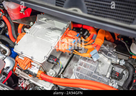 Verteilerblock eines Elektroautos mit angeschlossenen Sensoren und ein Signal Verteilung Kabel mit den entsprechenden Komponenten und Baugruppen eines Umweltzeichens Stockfoto