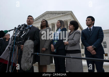 Kalifornien Attorney General Xavier Becerra, Links, im Gespräch mit der Presse nach dem Obersten Gerichtshof Argumente auf die Nachträglichkeit für die Kindheit Anreise Programm in Washington, DC, USA am Dienstag, den 12. November, 2019 gehört. Credit: Stefani Reynolds/CNP/MediaPunch Stockfoto
