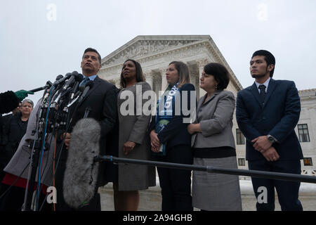Kalifornien Attorney General Xavier Becerra, Links, im Gespräch mit der Presse nach dem Obersten Gerichtshof Argumente auf die Nachträglichkeit für die Kindheit Anreise Programm in Washington, DC, USA am Dienstag, den 12. November, 2019 gehört. Credit: Stefani Reynolds/CNP/MediaPunch Stockfoto