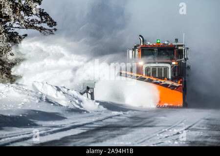 Schneepflug, der frischen Schnee auf die Seite der Straße wirft; Sault St. Marie, Michigan, Vereinigte Staaten von Amerika Stockfoto