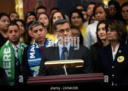 Kalifornien Attorney General Xavier Becerra, von den demokratischen Gesetzgeber verbunden, spricht während einer Pressekonferenz auf die Nachträglichkeit für die Kindheit Programm Ankunft auf dem Capitol Hill in Washington, DC, USA am Dienstag, 12. November 2019. Der Oberste Gerichtshof ist derzeit ein Fall, dass die Rechtmäßigkeit und die Zukunft des DACA Programm bestimmen wird. Credit: Stefani Reynolds/CNP/MediaPunch Stockfoto