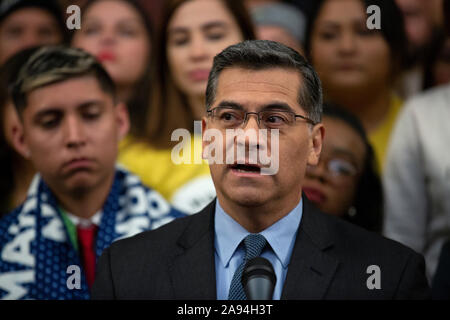 Kalifornien Attorney General Xavier Becerra, von den demokratischen Gesetzgeber verbunden, spricht während einer Pressekonferenz auf die Nachträglichkeit für die Kindheit Programm Ankunft auf dem Capitol Hill in Washington, DC, USA am Dienstag, 12. November 2019. Der Oberste Gerichtshof ist derzeit ein Fall, dass die Rechtmäßigkeit und die Zukunft des DACA Programm bestimmen wird. Credit: Stefani Reynolds/CNP/MediaPunch Stockfoto