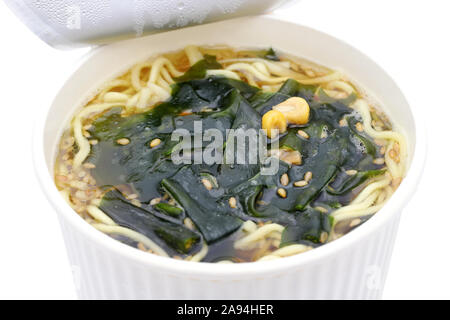 Instant Nudeln in Schale auf weißem Hintergrund Stockfoto