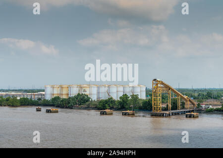 Lange Tau Fluss, Vietnam - 12. März 2019: Phuoc Khanh. PetroVietnam näher betrachten Macht und Öl Terminal mit dichten Gruppe von Weißen Tanks. Landin Stockfoto
