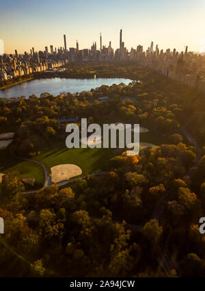 Antenne der Skyline von New York und der Central Park im Herbst bei Sonnenuntergang Stockfoto