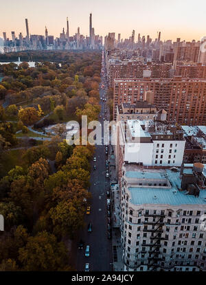 Antenne der Skyline von New York und der Central Park im Herbst bei Sonnenuntergang Stockfoto