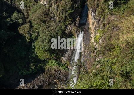 Das Cascada de Texolo Wasserfall durch den Dschungel in Xico, Veracruz, Mexiko schneiden. Die 80 Fuß hohen Wasserfall war im Film Romancing der Stein verwendet. Stockfoto