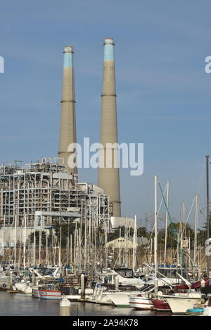 Moss Landing Kraftwerk ragt über die Boote im Hafen. Stockfoto