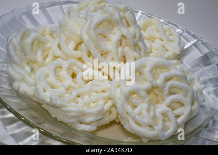 Traditionelle Speisen knusprig weißen Cracker dienen auf den Platten Stockfoto