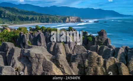 Die punakaiki Pancake Rocks, alten Kalkstein Felsformationen an der wunderschönen Westküste der Südinsel von Neuseeland. Stockfoto