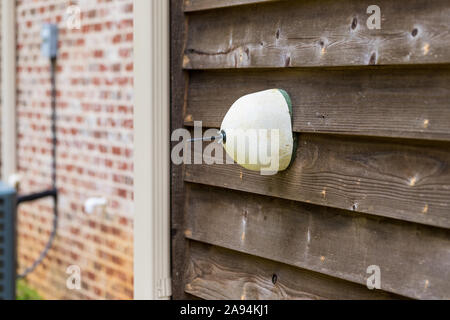 Hahn cover am Wasserhahn installiert es von Frost zu schützen. Stockfoto