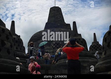 Touristen am Borobudur Tempel in Zentral-java in der Provinz von Indonesien. Stockfoto