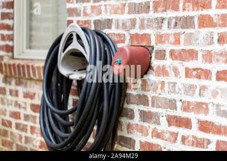 Hahn cover am Wasserhahn installiert es von Frost zu schützen. Stockfoto