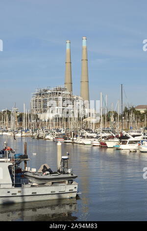 Moss Landing Kraftwerk ragt über die Boote im Hafen. Stockfoto