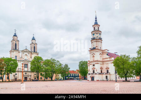 Das Rathaus von Kaunas und Jesuitenkirche St. Franz Xaver auf dem Rathausplatz. Litauen Stockfoto