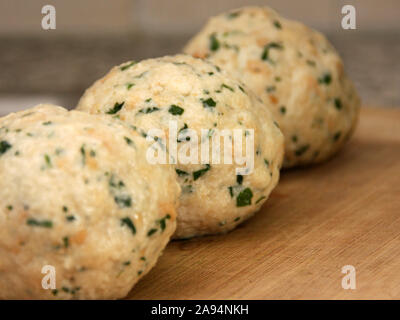 Big Semmelknödel auf einer Holzplatte Semmelknödel Stockfoto