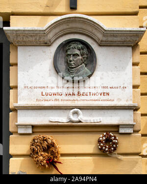 Gedenktafel zur Erinnerung an ein Konzert von Ludwig van Beethoven in Budapest, Ungarn. Foto zeigt deutlich die Details der Beethoven portrait. Stockfoto