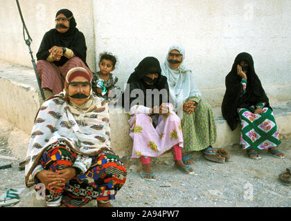 Frauen und Kinder in einem Dorf Wassertank in der Musandam Halbinsel, ein OMANISCHE Enklave im östlichen Saudi-Arabien Stockfoto