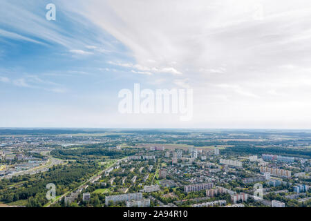 Antenne Panoramabild der Stadtlandschaft von Minsk. Wohngebiet unter blauem Himmel im Sommer Stockfoto