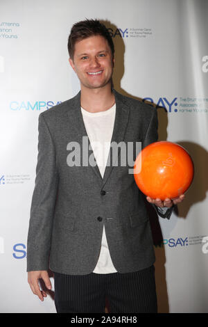 NEW YORK - November 11: Michael Oberholtzer nimmt an der 8. jährlichen Paul Rudd All-Star Nutzen für Sagen bei Lucky Strike Lanes am 11. November 2019 in New York. Stockfoto