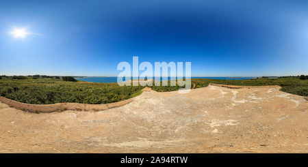 360 Grad Panorama Ansicht von Blick auf die wunderschöne Küste der Bretagne, Frankreich, an einem sonnigen Tag von der Spitze eines deutschen Bunker aus dem Zweiten Weltkrieg