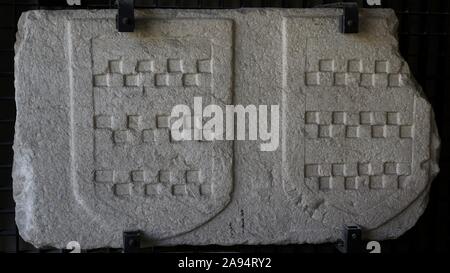 Escudo heráldico de los Sotomayor. Piedra. Siglo XIV. Convento de Santo Domingo (La Coruña). Museo Arqueológico e Histórico (Castillo de San Antón). La Coruña. Galizien. España. Stockfoto