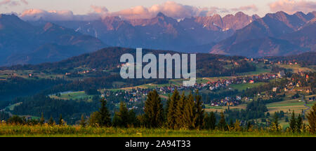 Panorama der Tatra an einem Sommermorgen gesehen Stockfoto