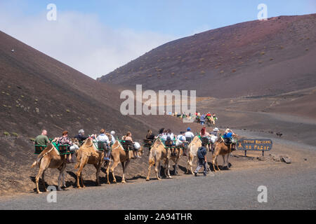 Kamelkarawane, die Touristen im Timanfaya Nationalpark auf Spain-May Lanzarote-Lanzarote, 2019 Stockfoto