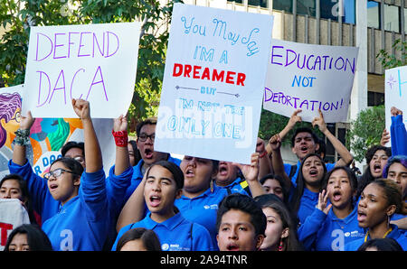 Los Angeles, Kalifornien, USA, 12. Okt., 2019. Hunderte von Los Angeles Studentenproteste Präsident des Trump Entscheidung DACA Politik aufzuheben. Stockfoto