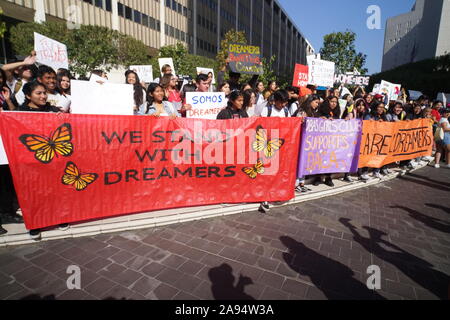 Los Angeles, Kalifornien, USA, 12. Okt., 2019. Hunderte von Los Angeles Studentenproteste Präsident des Trump Entscheidung DACA Politik aufzuheben. Stockfoto